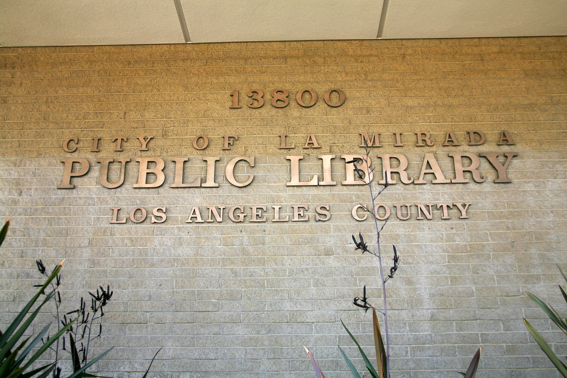 La Mirada Library